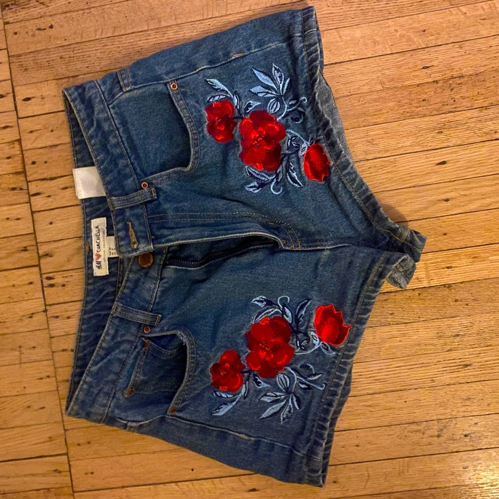 Embroidered short shorts